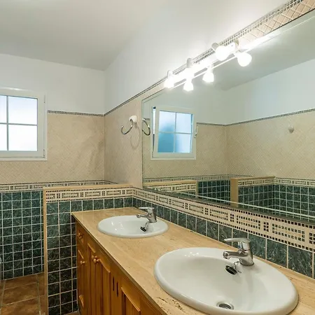 Aquamarina Villa *